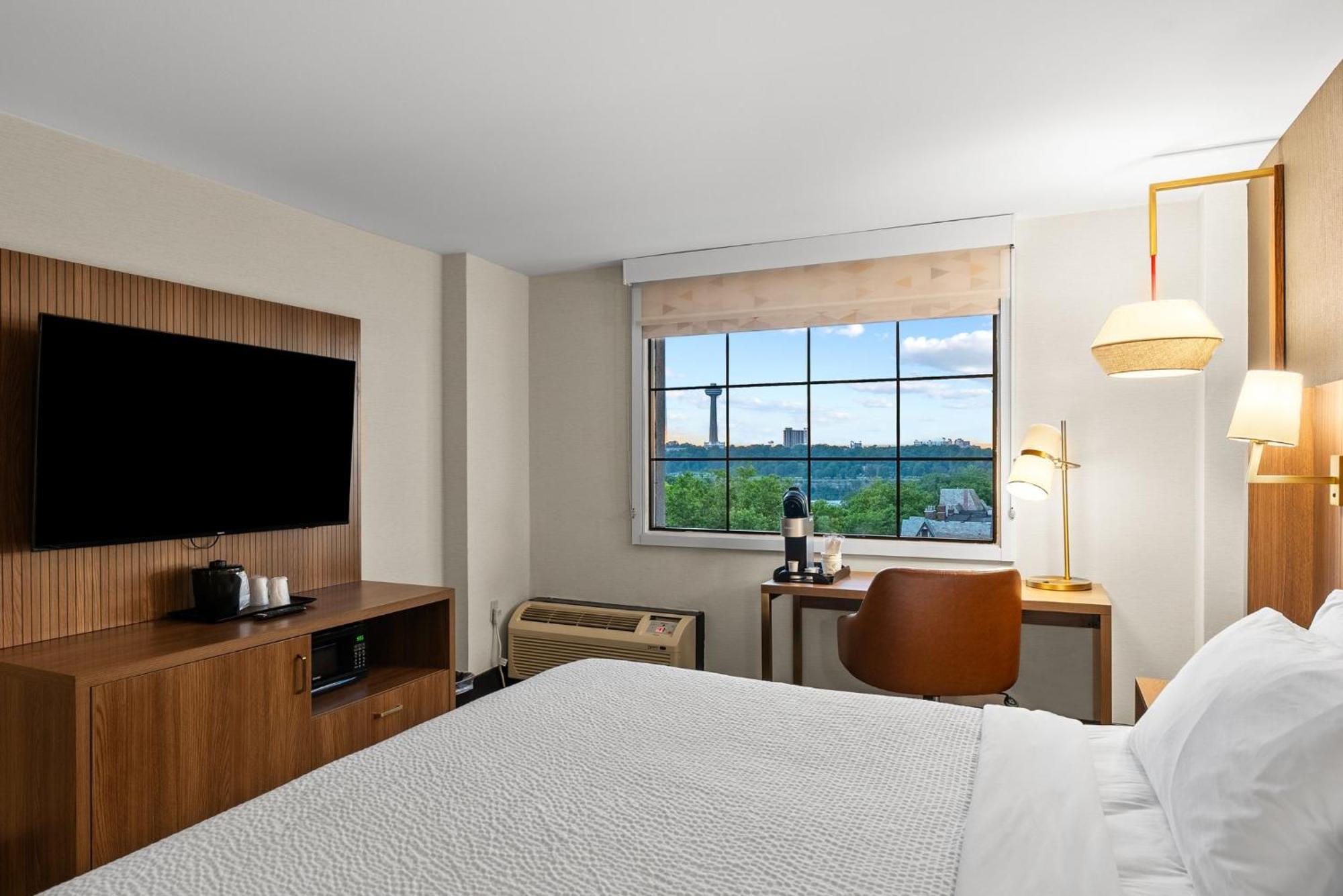 Premium King with Canadian Skyline View